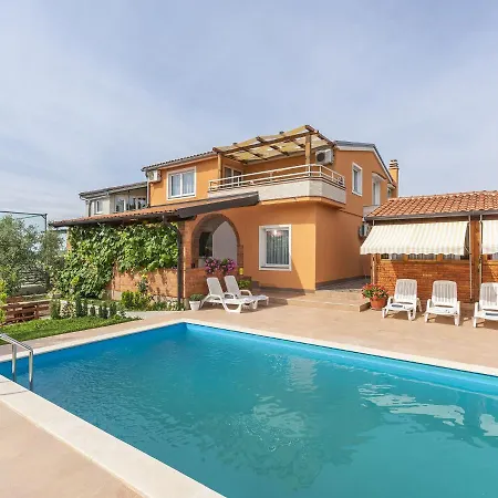 Modern With Swimming Pool In Višnjan