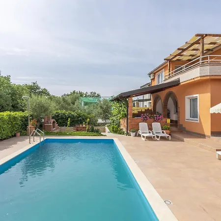 Apartman Modern With Swimming Pool In